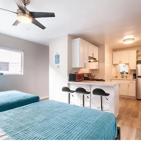 Luxury Studio-Few Steps To Beach, Near Seaworld! Apartment